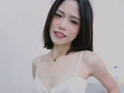 एशियाई लड़की का पैर रौंदना