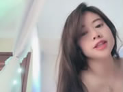 कैमरे के सामने चीनी बड़े स्तन वाली लड़की हस्तमैथुन करती हुई