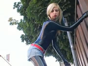 रूसी सुनहरे बालों वाली लेटेक्स Catsuit